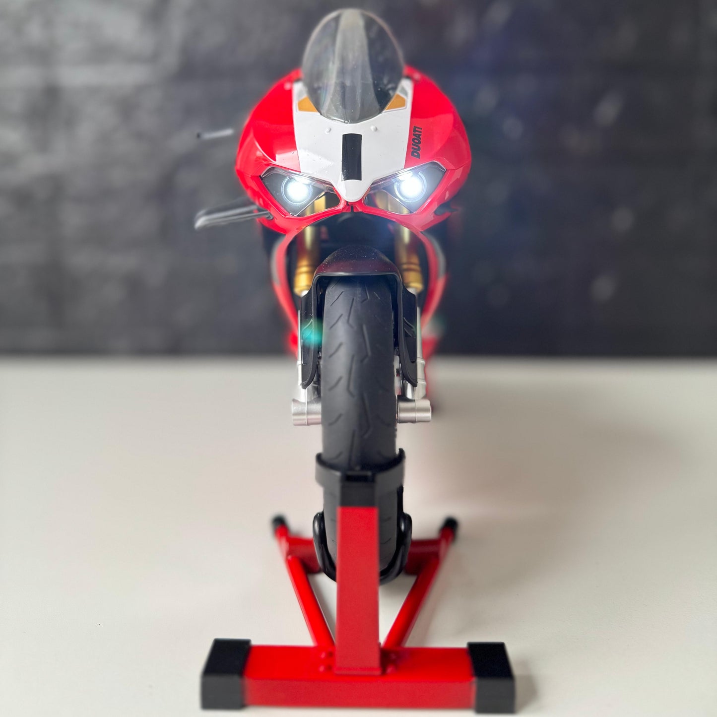 1:6 Ducat V4s - With Smoke