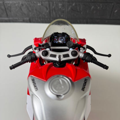 1:6 Ducat V4s - With Smoke