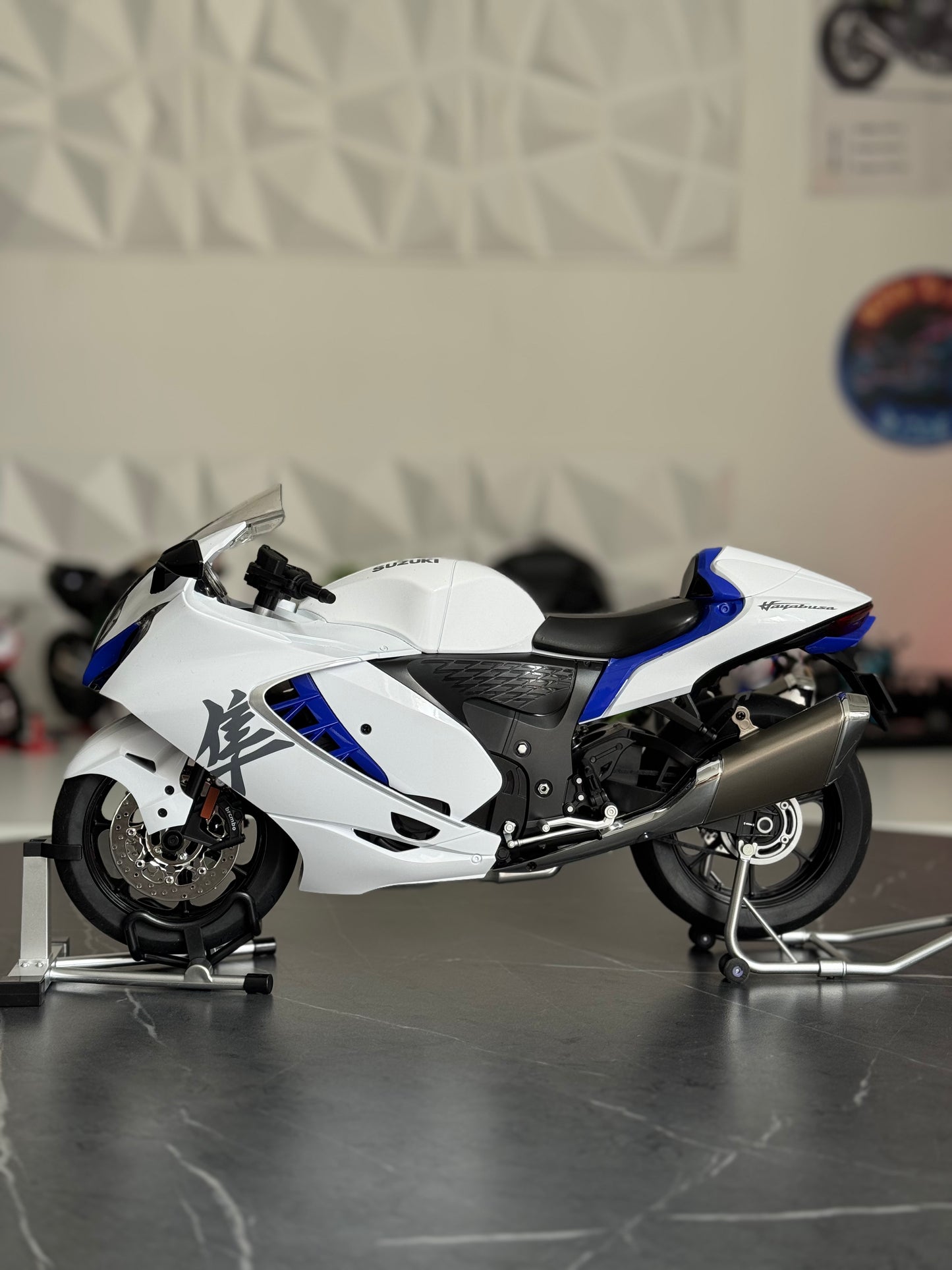 1:6 GSX-1300R (With Smoke) NEW