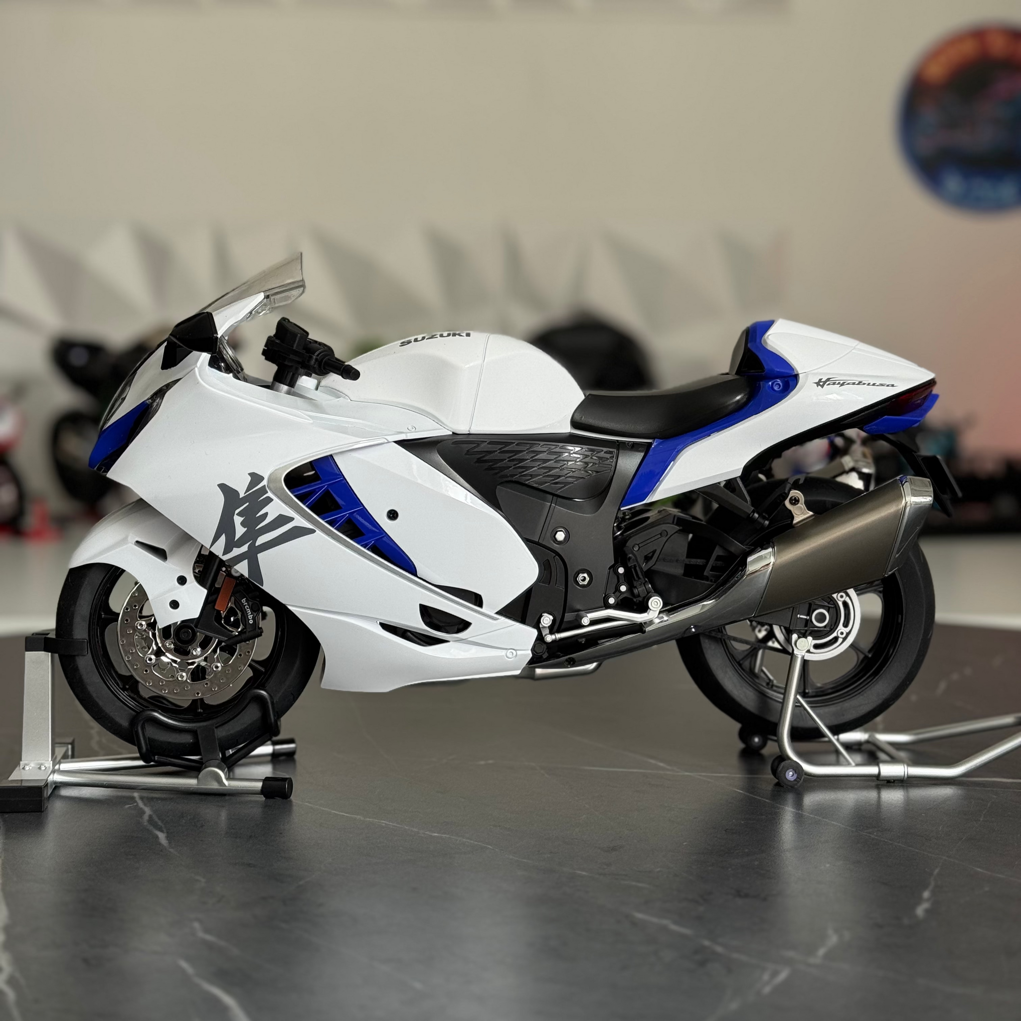 1:6 Suzuk Hayabusa GSX-1300R - With Smoke