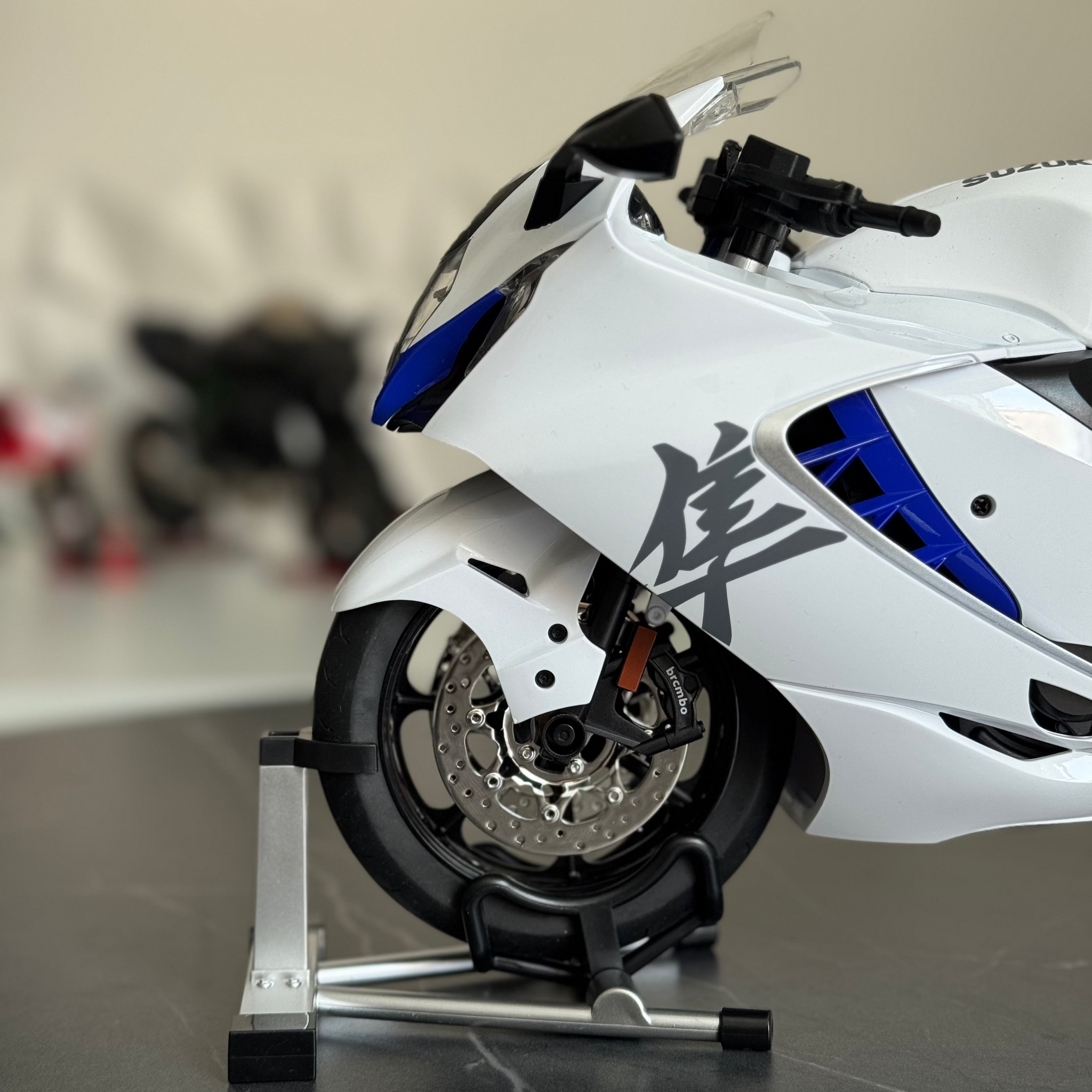 1:6 Suzuk Hayabusa GSX-1300R - With Smoke