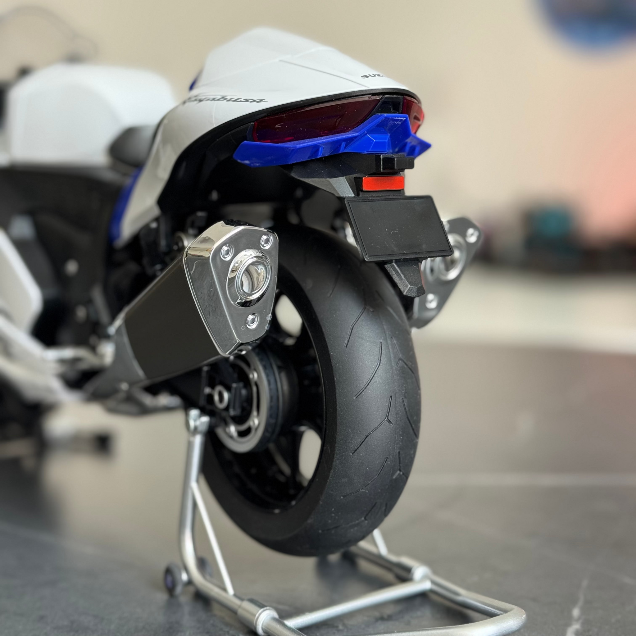 1:6 Suzuk Hayabusa GSX-1300R - With Smoke