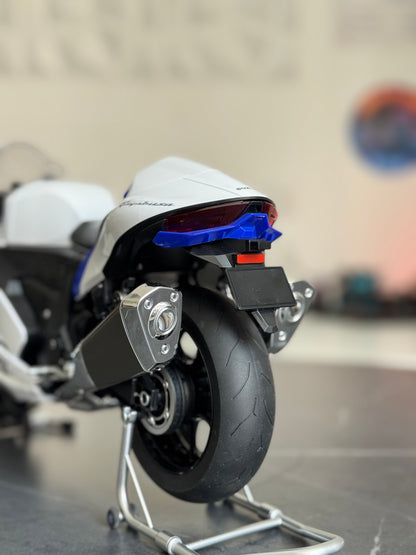 1:6 GSX-1300R (With Smoke) NEW
