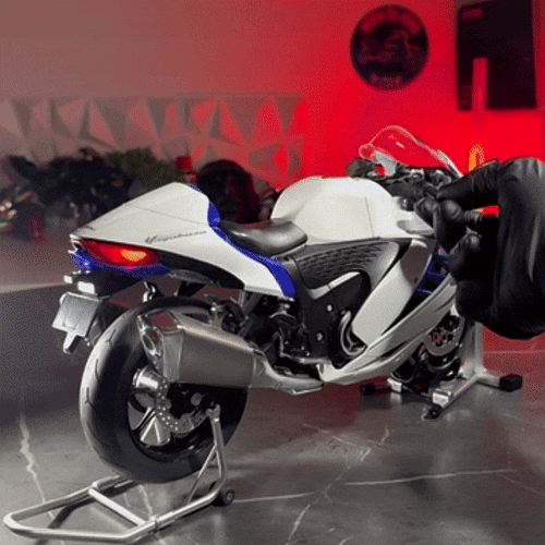 1:6 GSX-1300R (With Smoke) NEW